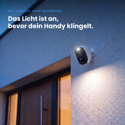 GuardCam Pro an der Hauswand bei Nacht: der Scheinwerfer geht automatisch an, bevor das Handy klingelt