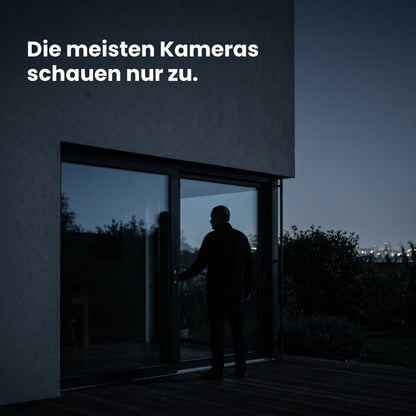 Dunkles Haus bei Nacht mit einer unbekannten Person an der Terrassentür