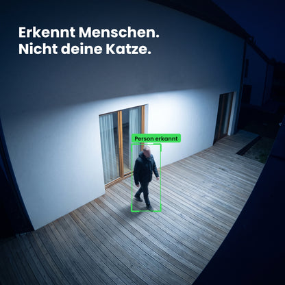 Farb-Nachtsicht der GuardCam Pro mit grünem Erkennungsrahmen um eine Person auf der Terrasse